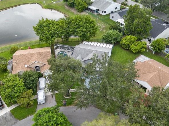 1600 SW 87th Ave, Pembroke Pines FL 33025
