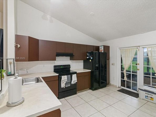 1600 SW 87th Ave, Pembroke Pines FL 33025