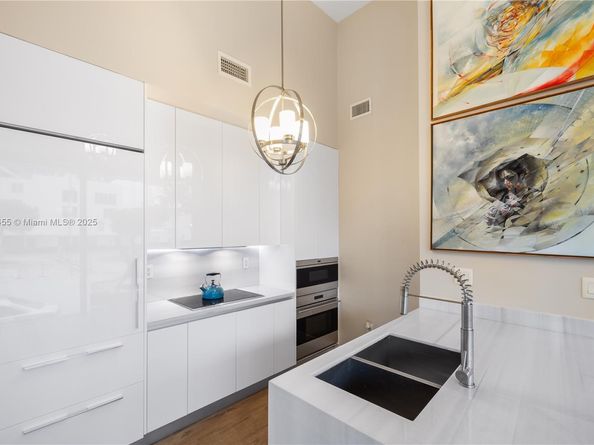 801 S Pointe Drive TH102, Miami Beach FL 33139