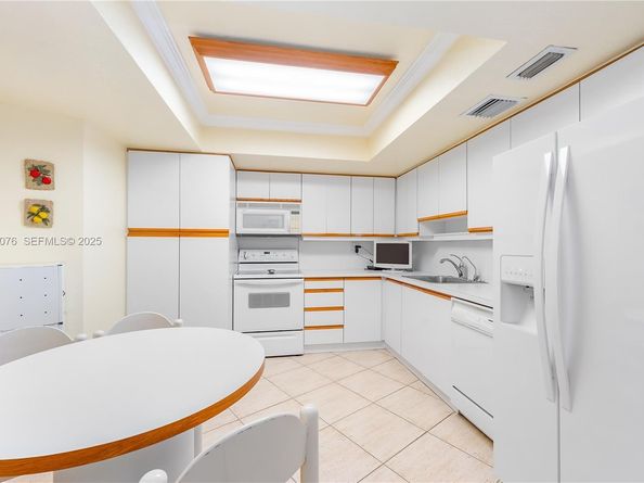 3180 S Ocean Dr 1012, Hallandale Beach FL 33009