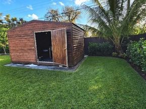 36 Miami Gardens Rd, West Park FL 33023