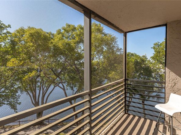 1100 Colony Point Cir 414, Pembroke Pines FL 33026