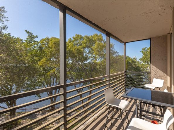 1100 Colony Point Cir 414, Pembroke Pines FL 33026