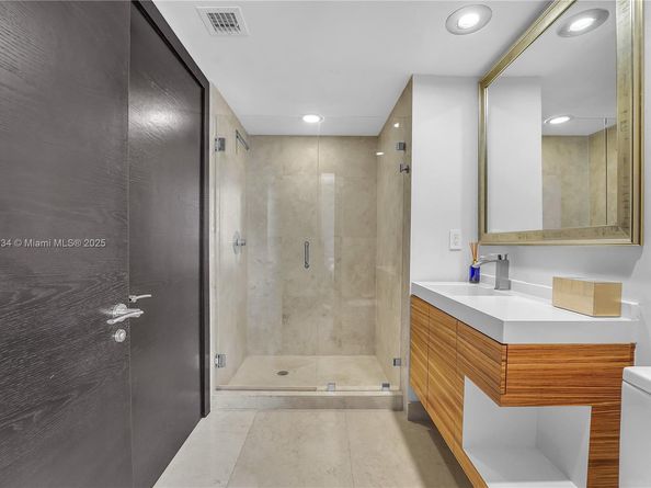 465 Brickell Ave 1001, Miami FL 33131