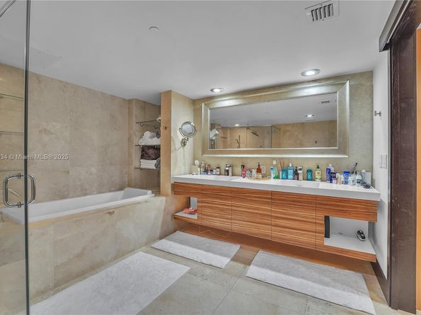 465 Brickell Ave 1001, Miami FL 33131