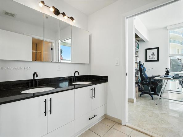 31 SE 5th St 4021, Miami FL 33131