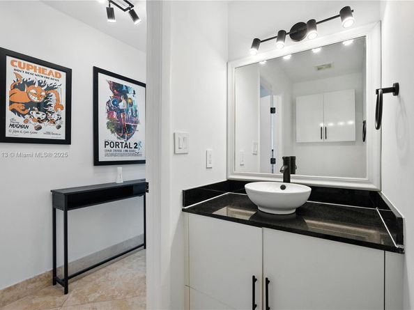 31 SE 5th St 4021, Miami FL 33131