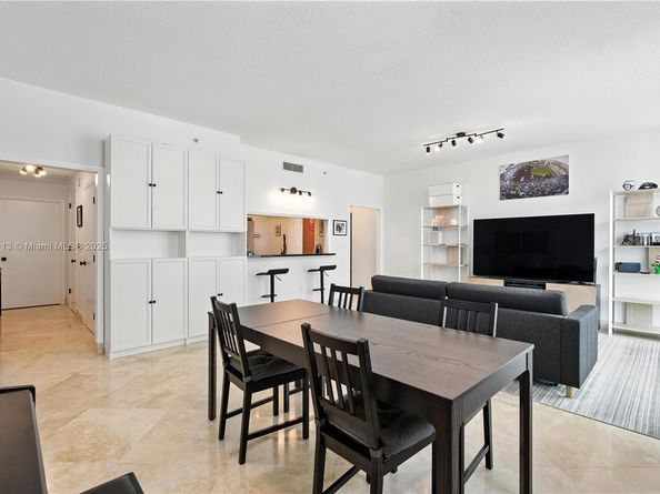 31 SE 5th St 4021, Miami FL 33131