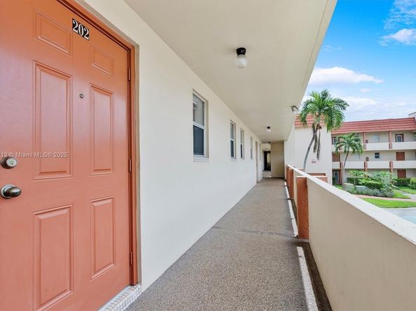 2800 W Sunrise Lakes Dr 202, Sunrise FL 33322