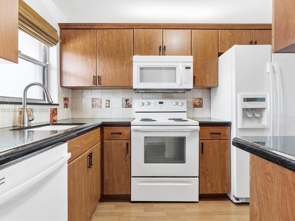 2800 W Sunrise Lakes Dr 202, Sunrise FL 33322