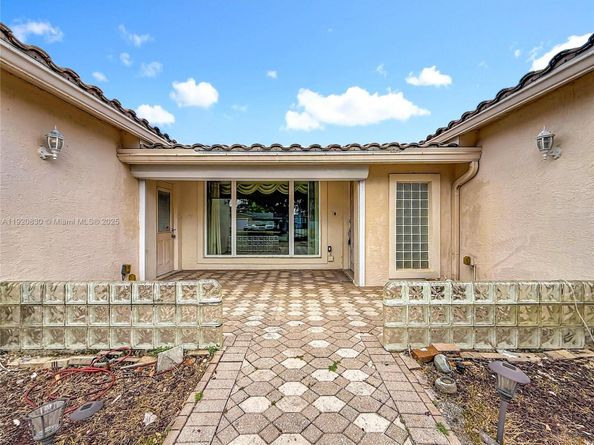 7541 Embassy Blvd, Miramar FL 33023