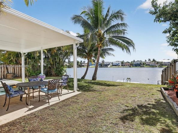 9710 SW 9th Ct, Pembroke Pines FL 33025