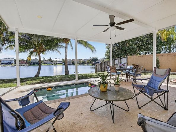 9710 SW 9th Ct, Pembroke Pines FL 33025