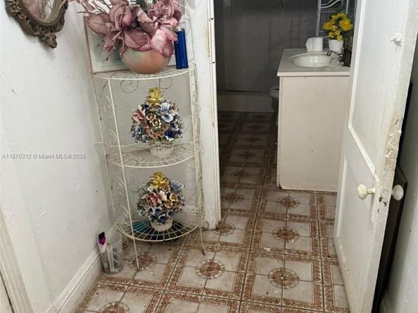 1260 SW 5th St, Miami FL 33135