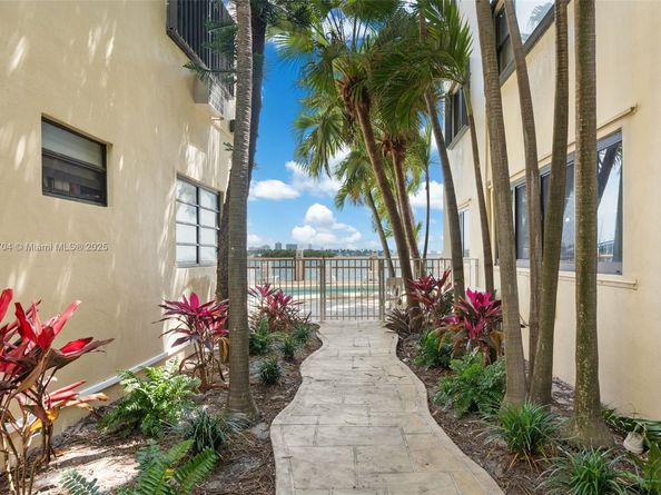 7845 NE Bayshore Ct 10, Miami FL 33138