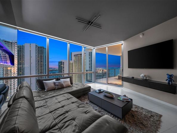 851 NE 1st Ave 4303, Miami FL 33132