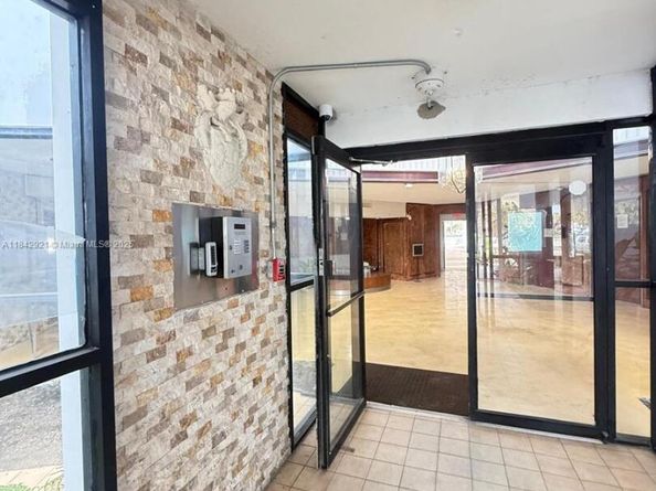 2025 NE 164th St 606, North Miami Beach FL 33162