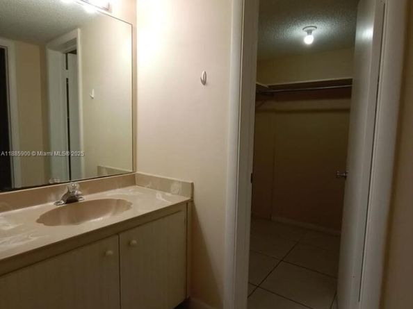 430 Commodore Dr 104, Plantation FL 33325