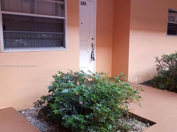 430 Commodore Dr 104, Plantation FL 33325