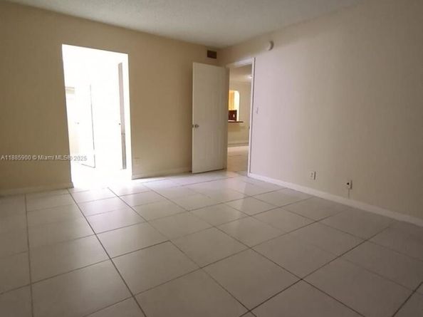 430 Commodore Dr 104, Plantation FL 33325