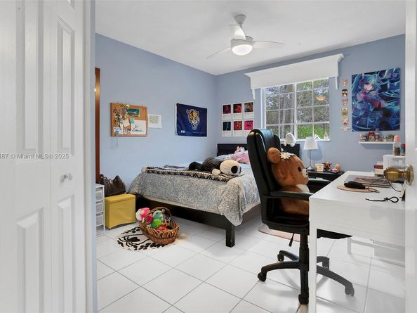 2613 Oakbrook Dr, Weston FL 33332
