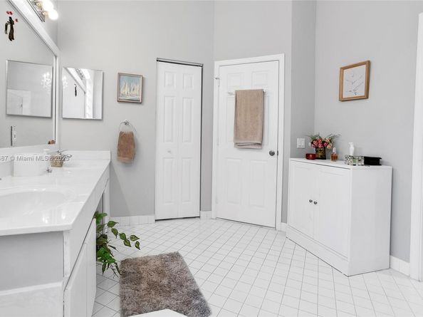 2613 Oakbrook Dr, Weston FL 33332