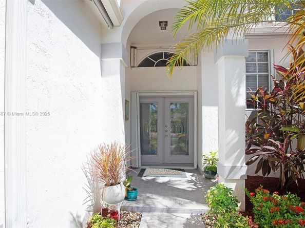 2613 Oakbrook Dr, Weston FL 33332