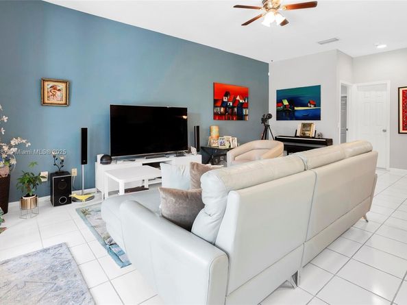 2613 Oakbrook Dr, Weston FL 33332