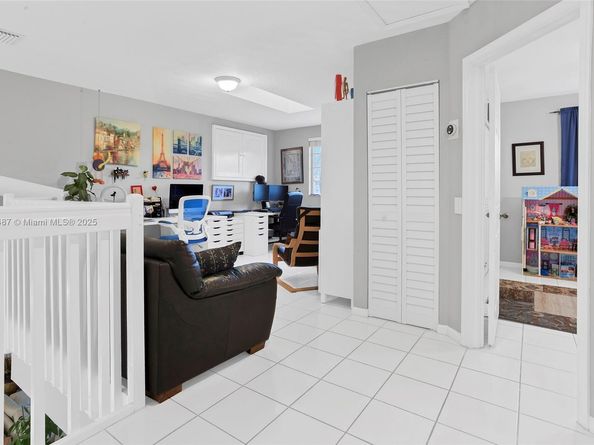 2613 Oakbrook Dr, Weston FL 33332