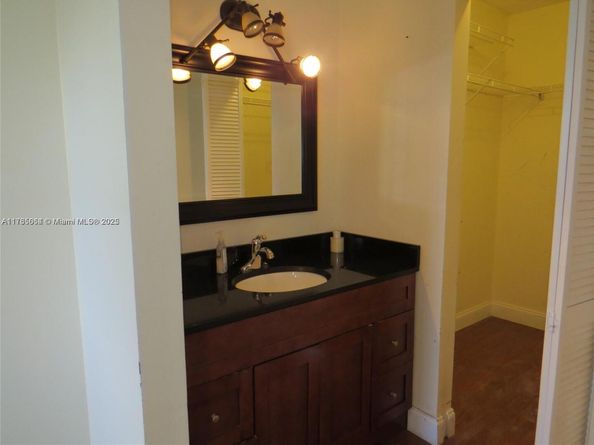 216 Lakeside Cir, Sunrise FL 33326