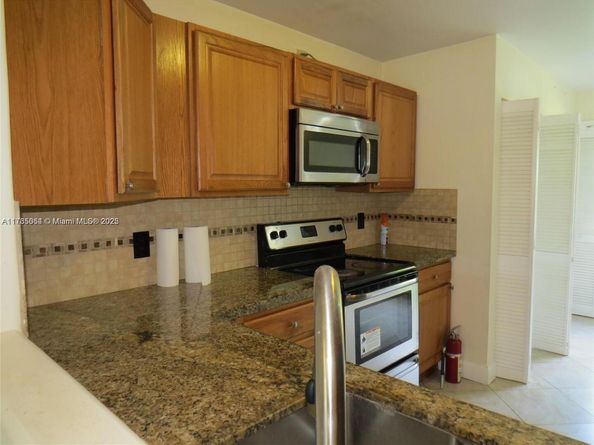 216 Lakeside Cir, Sunrise FL 33326