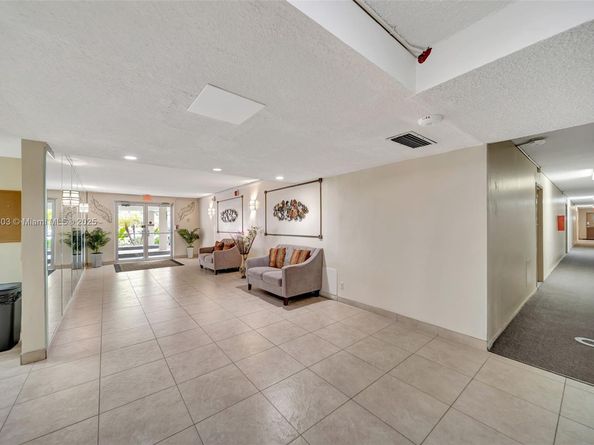 6700 Cypress Rd 105, Plantation FL 33317