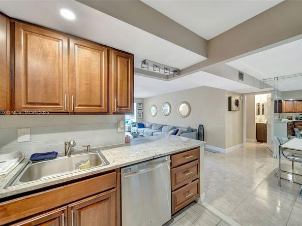 6700 Cypress Rd 105, Plantation FL 33317