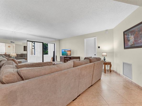 4270 NW 40th St 311, Lauderdale Lakes FL 33319