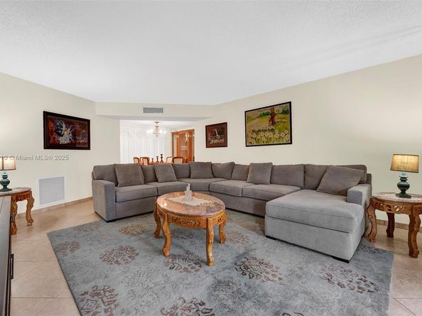 4270 NW 40th St 311, Lauderdale Lakes FL 33319