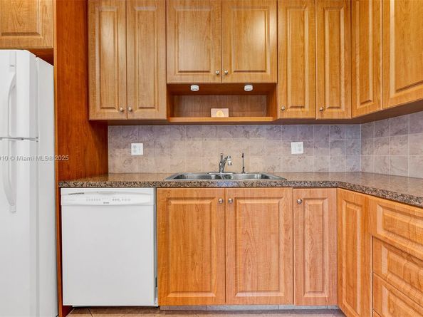 4270 NW 40th St 311, Lauderdale Lakes FL 33319