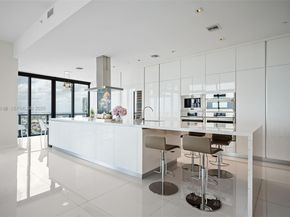 88 SW 7th St PH4301, Miami FL 33130