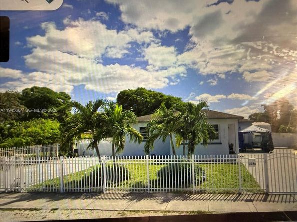 2376 NW 104th St, Miami FL 33147