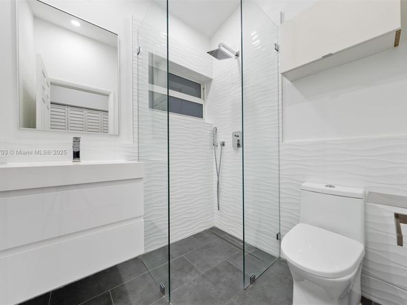 1825 Alamanda Dr, North Miami FL 33181