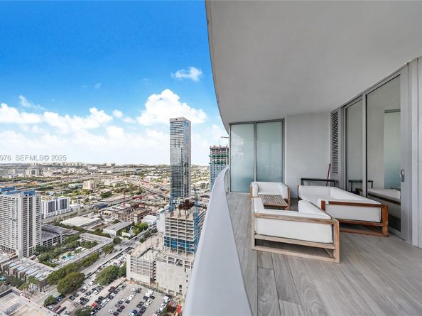 851 NE 1st Ave 3810, Miami FL 33132