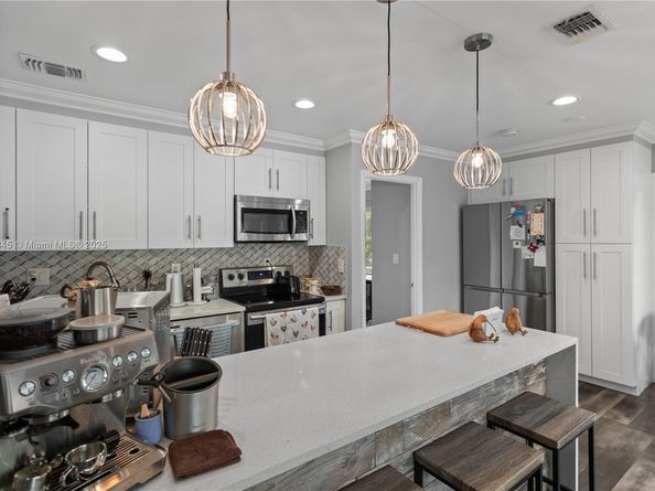 120 Golden Isles Dr 23B, Hallandale Beach FL 33009