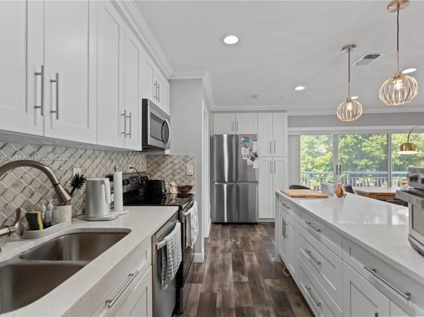 120 Golden Isles Dr 23B, Hallandale Beach FL 33009