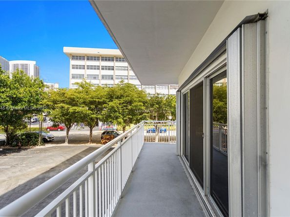 120 Golden Isles Dr 23B, Hallandale Beach FL 33009