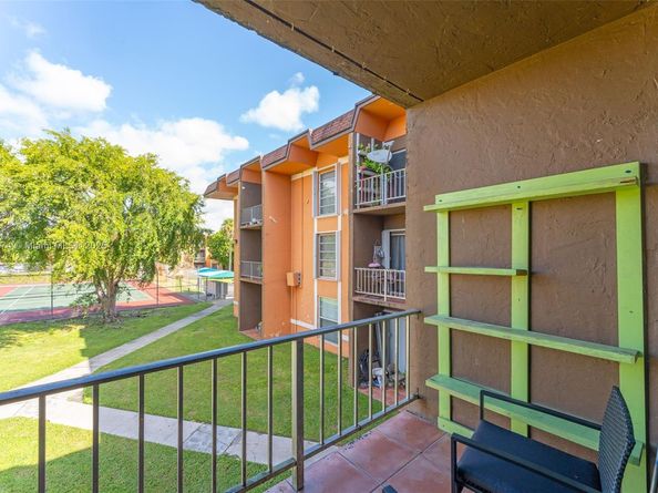 9437 SW 76th St V25, Miami FL 33173
