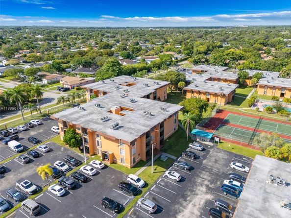 9437 SW 76th St V25, Miami FL 33173