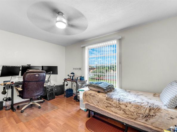 9437 SW 76th St V25, Miami FL 33173