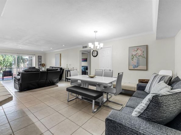9437 SW 76th St V25, Miami FL 33173