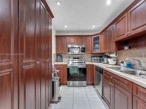 9437 SW 76th St V25, Miami FL 33173