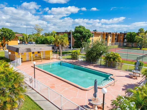 9437 SW 76th St V25, Miami FL 33173