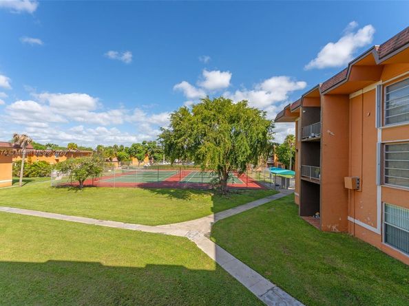 9437 SW 76th St V25, Miami FL 33173